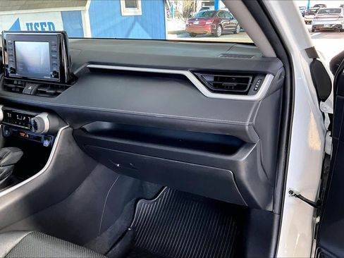 Used 2020 Toyota RAV4 XLE image 18