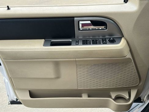 Used 2017 Ford Expedition EL XLT w/ Equipment Group 202A RWD image 19