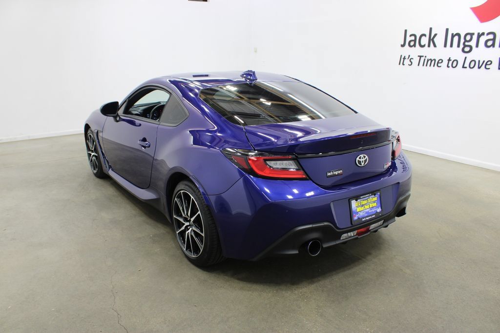 Used 2023 Toyota GR86 RWD image 3