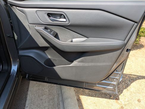 Used 2026 Nissan Rogue SV FWD image 35