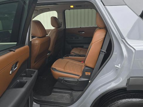 Used 2025 Nissan Pathfinder Platinum image 13