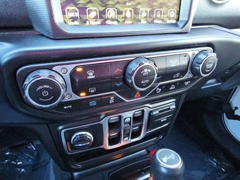 Used 2022 Jeep Wrangler Unlimited Sahara image 25