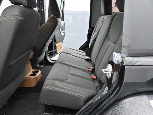 Used 2017 Jeep Wrangler Unlimited Sahara w/ Connectivity Group AWD/4WD image 25