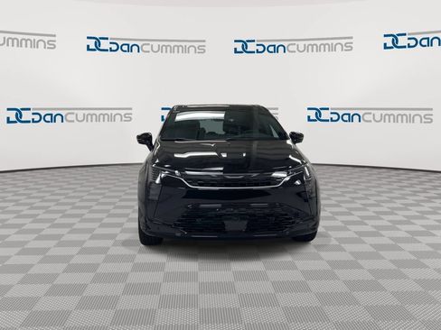 New 2027 Chrysler Pacifica Limited w/ Family Tech Group AWD/4WD image 3
