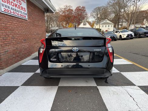 Used 2018 Toyota Prius Two image 10