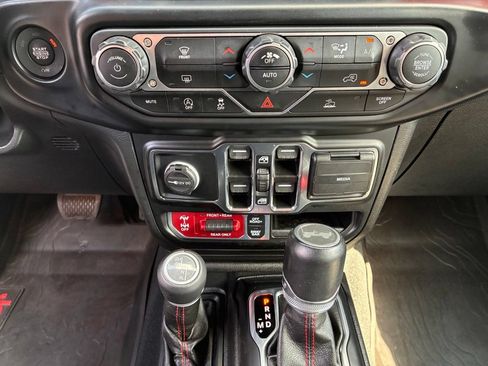 Used 2022 Jeep Wrangler Unlimited Rubicon AWD/4WD image 36