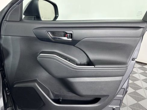 Used 2024 Toyota Highlander XLE image 32