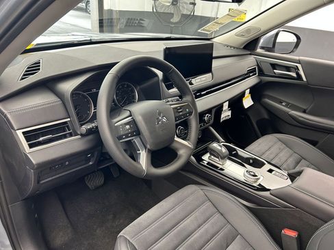 New 2026 Mitsubishi Outlander SE image 10