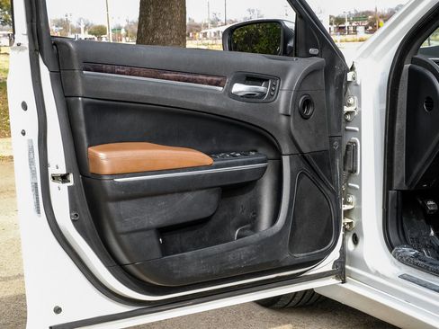 Used 2018 Chrysler 300 Limited image 36