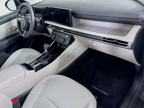 Certified 2025 Hyundai Tucson SE image 28