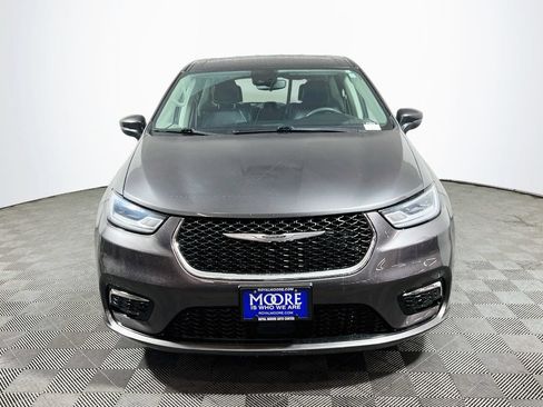 Used 2023 Chrysler Pacifica Touring-L FWD image 2