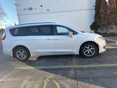 Used 2017 Chrysler Pacifica Limited image 7