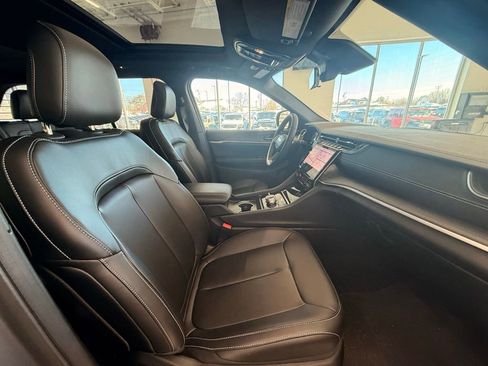 Used 2025 Jeep Grand Cherokee Limited w/ Black Appearance Package image 19