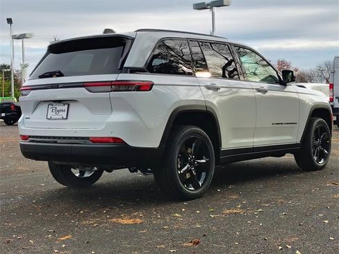 New 2025 Jeep Grand Cherokee Altitude image 8