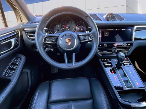 Used 2025 Porsche Macan image 13