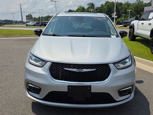 Used 2024 Chrysler Pacifica Limited FWD image 2