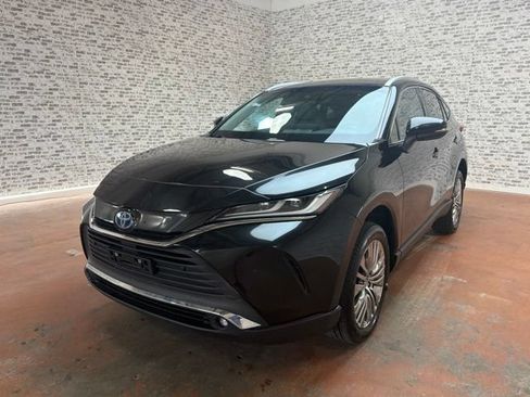 Used 2024 Toyota Venza XLE AWD/4WD image 3