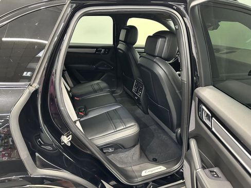 Used 2022 Porsche Cayenne Platinum Edition image 39