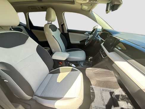 Used 2025 Volkswagen Taos SE image 33