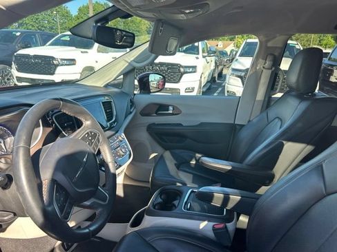 Used 2018 Chrysler Pacifica Touring-L Plus FWD image 10