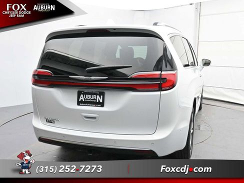 Used 2022 Chrysler Pacifica Pinnacle image 3