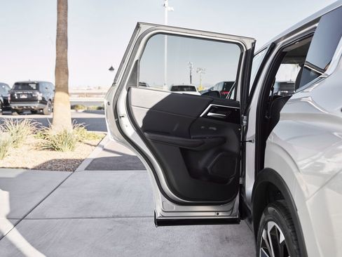 Used 2023 Mitsubishi Outlander SE image 15