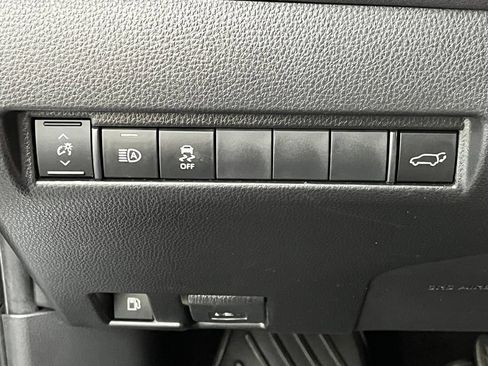 Used 2022 Toyota Venza LE AWD/4WD image 23