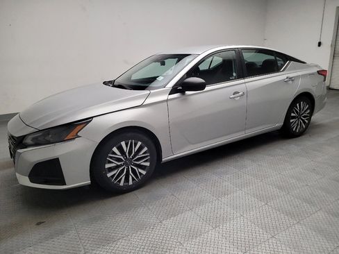 Used 2024 Nissan Altima 2.5 SV image 2