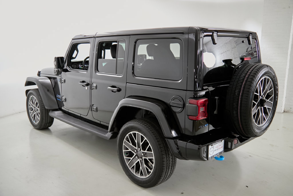 Used 2023 Jeep Wrangler Unlimited Sahara AWD/4WD image 12