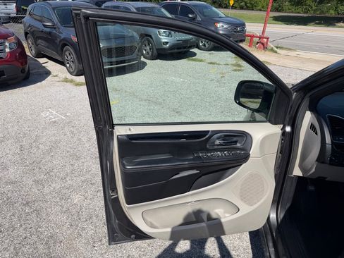 Used 2019 Dodge Grand Caravan SXT FWD image 11