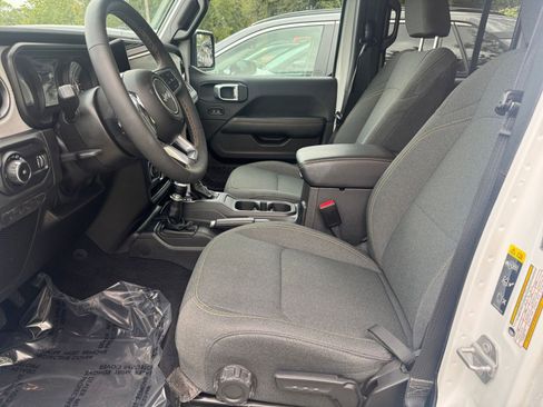 Used 2025 Jeep Wrangler Sahara image 25