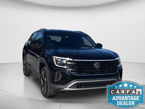 Used 2025 Volkswagen Atlas Cross Sport SE image 3