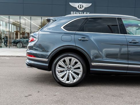 Used 2025 Bentley Bentayga V8 image 14
