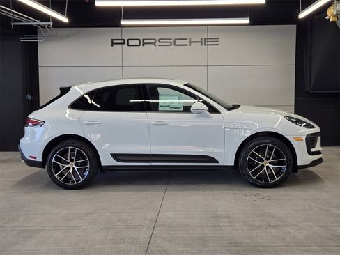 Used 2025 Porsche Macan image 29