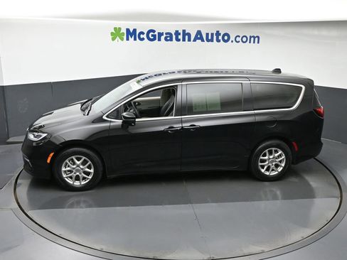 Used 2024 Chrysler Pacifica Touring-L image 21
