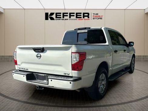 Used 2018 Nissan Titan SV w/ SV Convenience Package RWD image 6