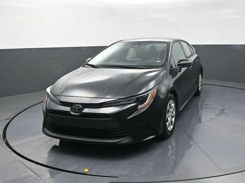 Used 2024 Toyota Corolla LE FWD image 2
