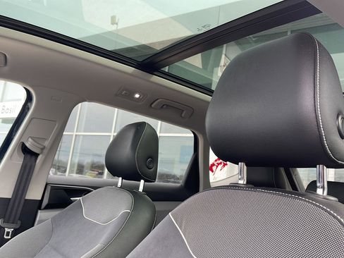 Used 2023 Volkswagen Taos SE w/ Panoramic Sunroof Package image 7