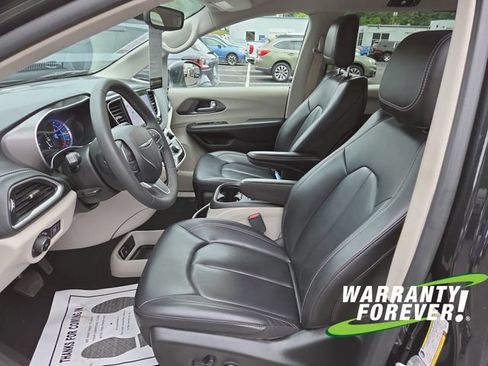 Used 2023 Chrysler Pacifica Touring-L FWD image 13