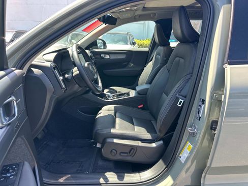 Certified 2025 Volvo XC40 B5 Plus w/ Climate Package image 17