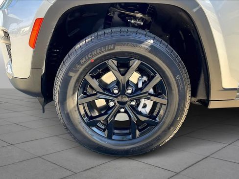 New 2025 Jeep Grand Cherokee Altitude AWD/4WD image 11