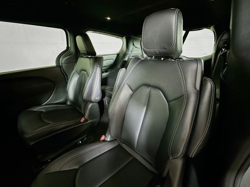 Used 2024 Chrysler Pacifica Limited image 23