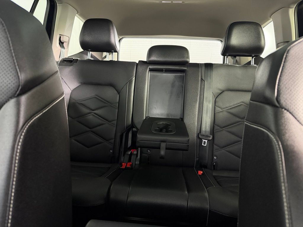 Used 2024 Volkswagen Atlas SE w/ Panoramic Sunroof Package FWD image 16