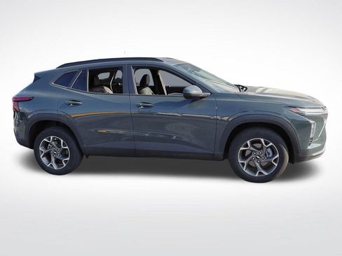 Certified 2025 Chevrolet Trax LT w/ Driver Confidence Package FWD image 5