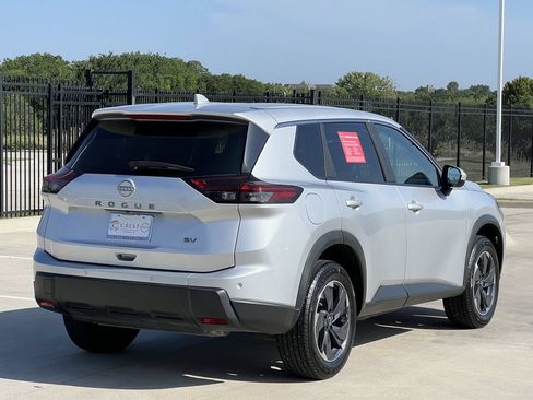 Used 2024 Nissan Rogue SV FWD image 4