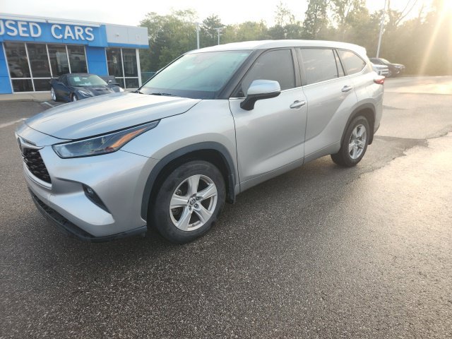 Used 2023 Toyota Highlander LE FWD image 1