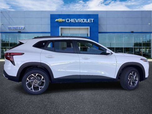 New 2026 Chevrolet Trax LT w/ LT Convenience Package FWD image 5