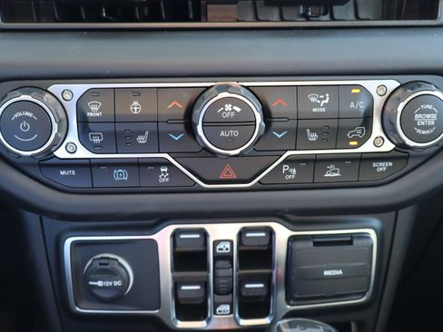 Used 2025 Jeep Wrangler Unlimited Sahara w/ Safety Group AWD/4WD image 22
