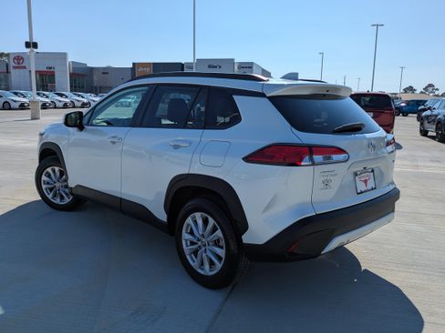 Certified 2023 Toyota Corolla Cross LE image 5