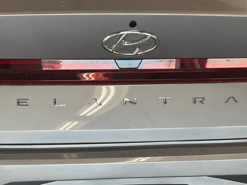 Used 2022 Hyundai Elantra SE FWD image 23